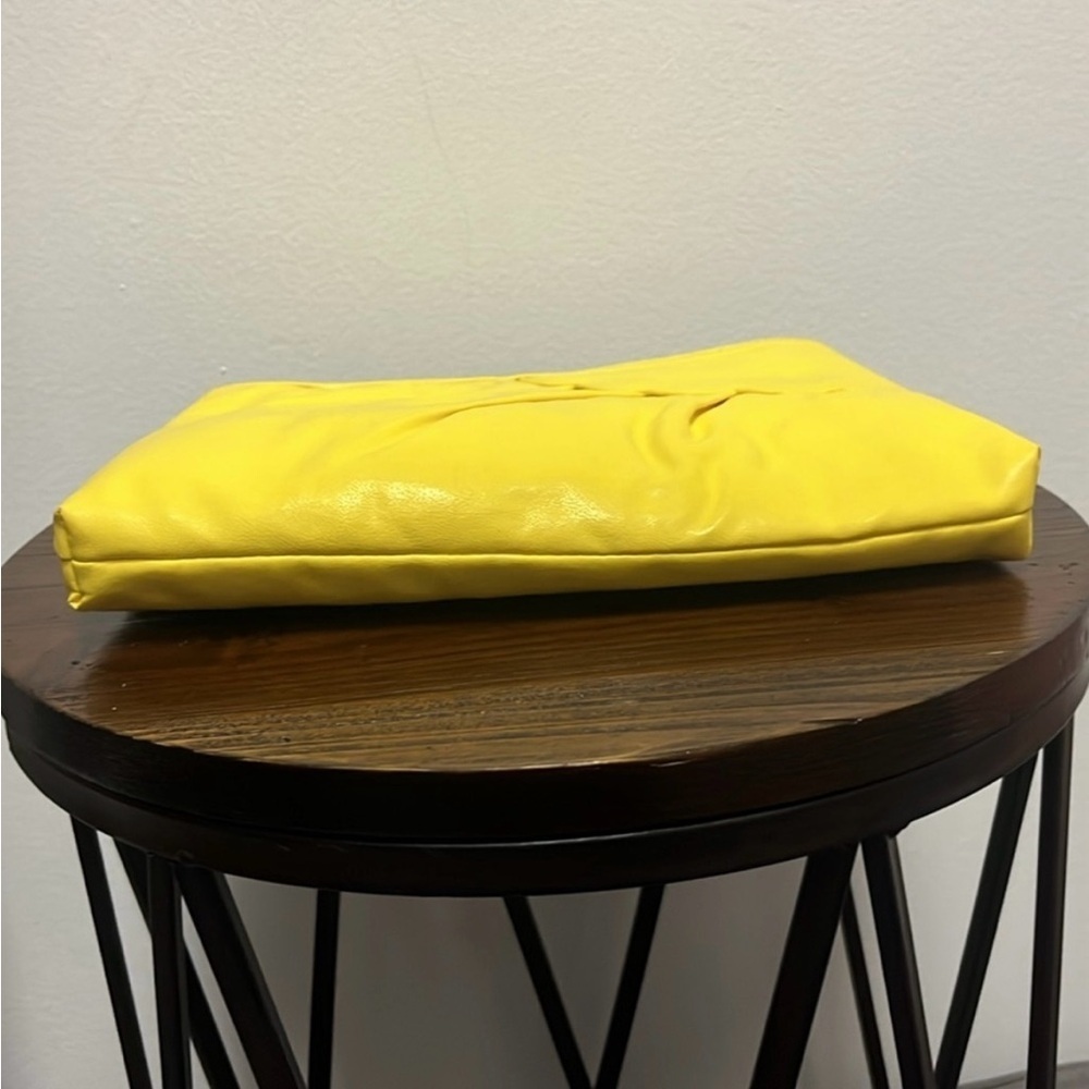 NWT YELLOW VEGAN CLUTCH with detachable crossbody strap - Picture 4 of 8